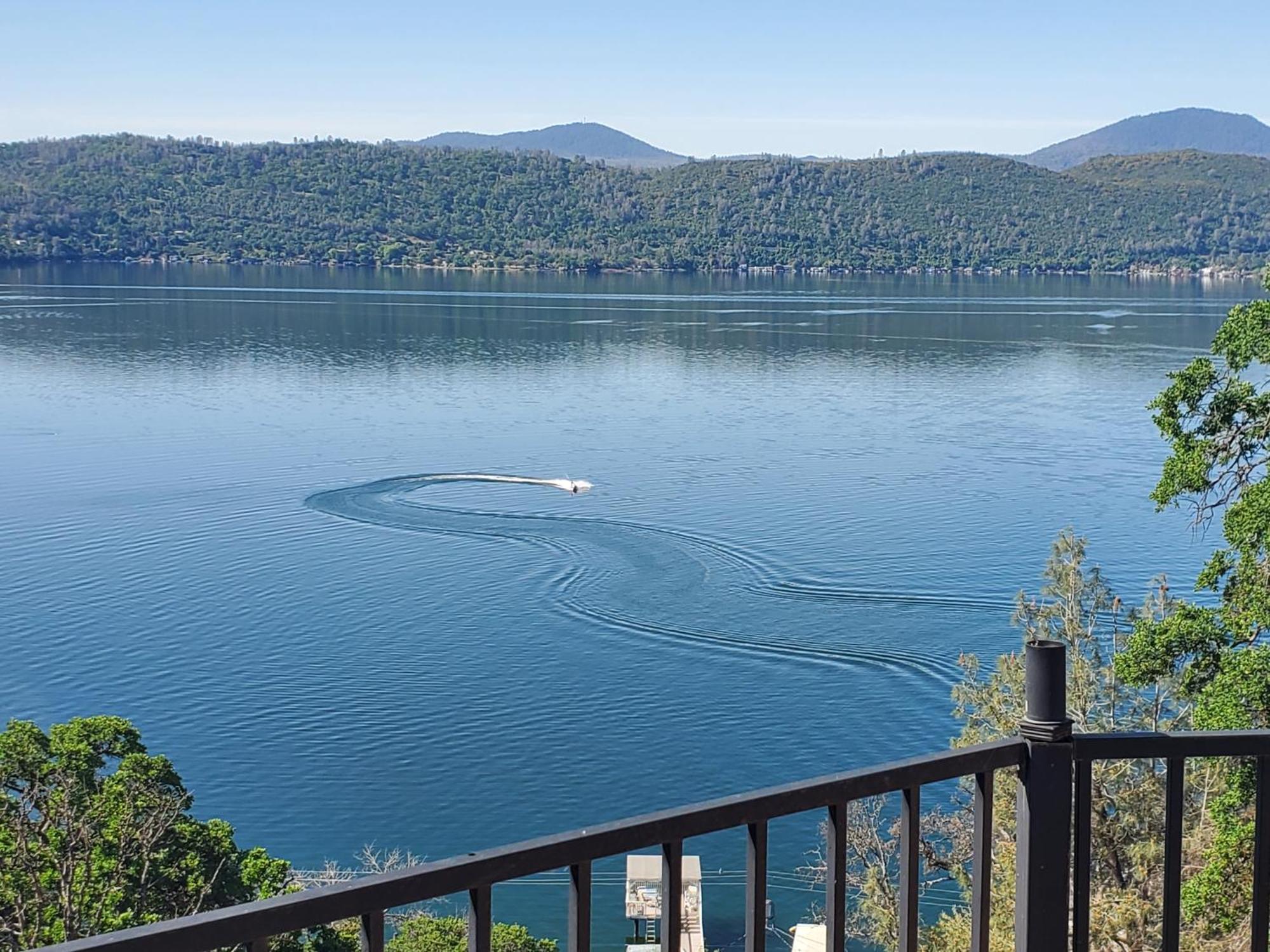 A Lake, A Mountain And The House With The Red Door Клирлейк Экстерьер фото